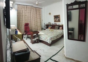 Bedroom in 3.5 BHK Builder Floor at Dlf Phase ii – for Sale
