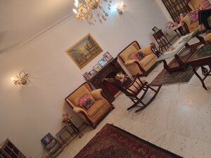 Living Room in 3.5 BHK Builder Floor at Dlf Phase ii – for Sale