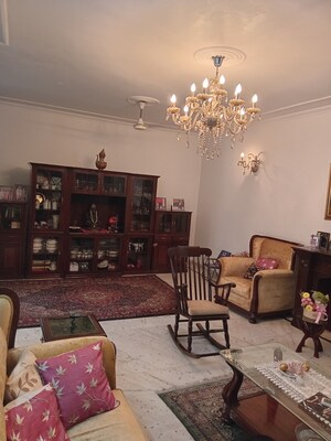 Furnished Amenities in 3.5 BHK Builder Floor at Dlf Phase ii – for Sale