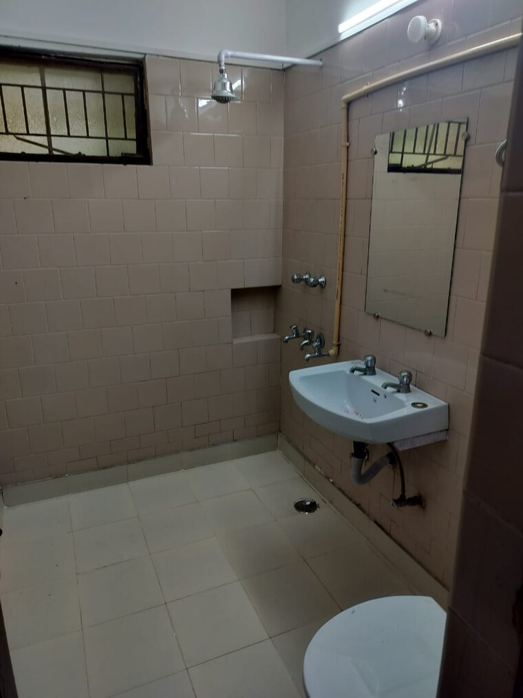 Bathroom, vasant kunj 3 Bedroom 1800 Sq.Ft. Apartment In Vasant Kunj Delhi 9321486