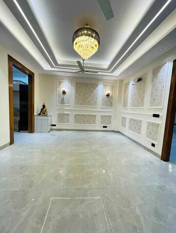 Room in 3 BHK Builder Floor at Sector 9 – for Rent