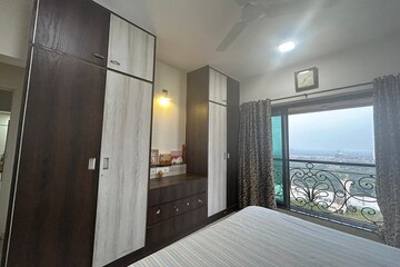 Room in 2 BHK Apartment at Mayfair Housing Hillcrest, Vikhroli West – for Rent