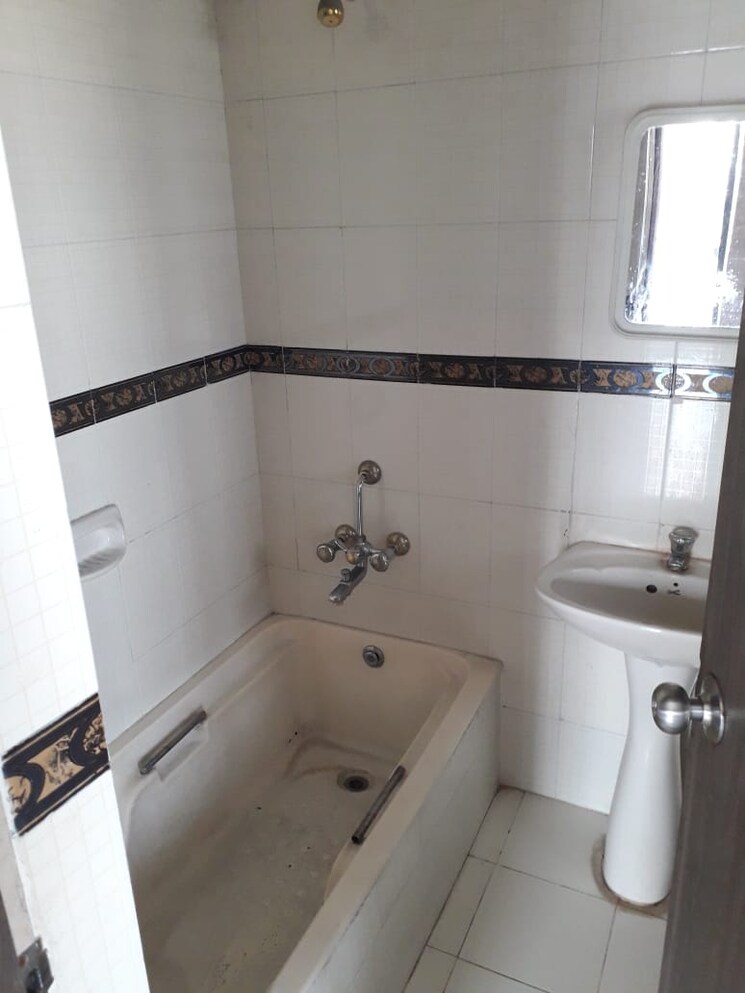 Bathroom, om-avishkar 3 Bedroom 1590 Sq.Ft. Apartment In Rambaug Colony Pune 9321504