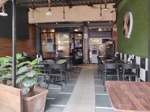  Shop For Rent in Malad West