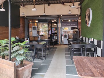  Shop For Rent in Malad West