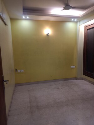 Room in 3 BHK Builder Floor at Safdarjung Enclave – for Rent
