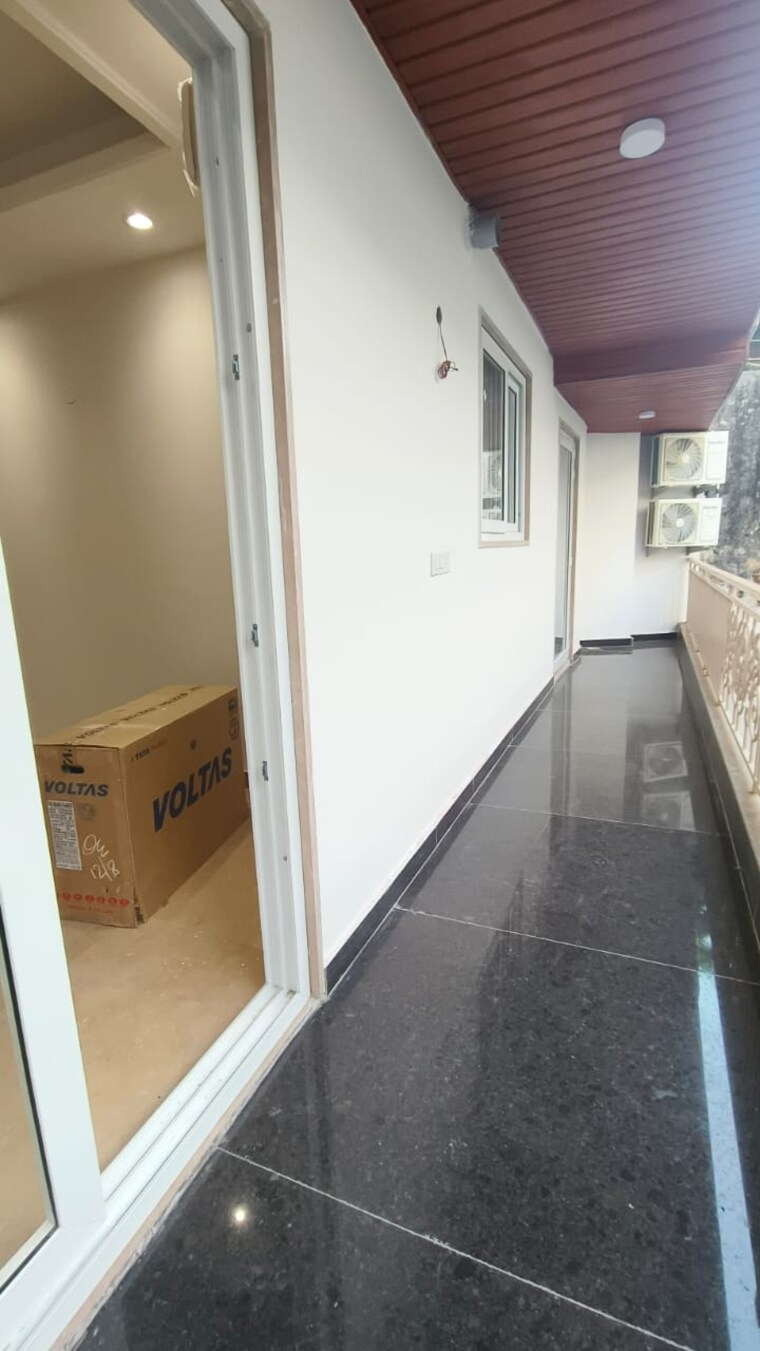 Balcony, hauz khas 3 Bedroom 200 Sq.Yd. Builder Floor In Hauz Khas Delhi 9321721