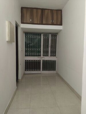 Room in 3 BHK Apartment at Sarita Vihar Pocket-G RWA, Sarita Vihar – for Rent