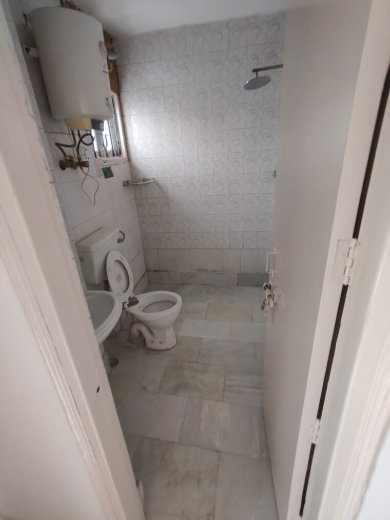 Bathroom, auram-floor 3 Bedroom 2155 Sq.Ft. Builder Floor In South City 2 Gurgaon 9321738
