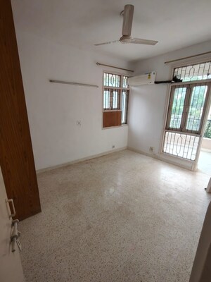 Room in 3 BHK Builder Floor at Auram Floor, South City 2 – for Rent