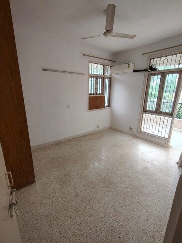Room in 3 BHK Builder Floor at Auram Floor, South City 2 – for Rent