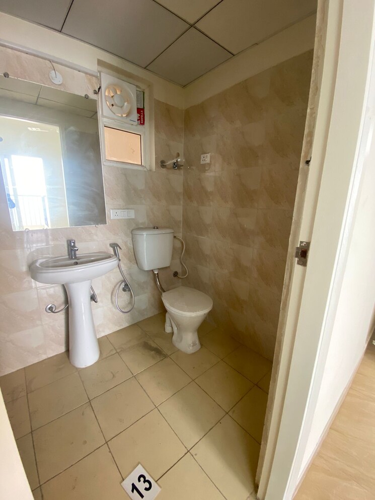 Bathroom, gaur-yamuna-city 2 Bedroom 1000 Sq.Ft. Apartment In Gaur Yamuna City Greater Noida 9321908
