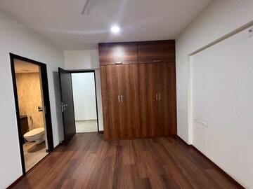 Room in 5 BHK Apartment at Dheeraj Insignia, Bandra East – for Rent