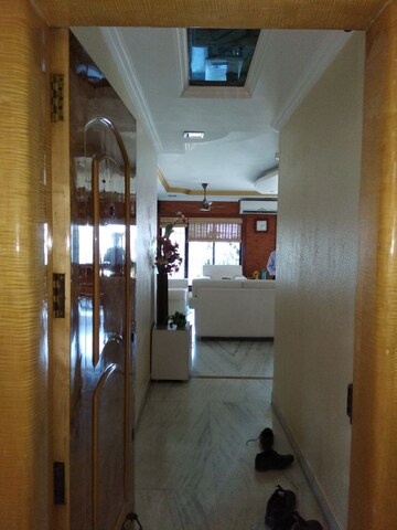 Building Lobby in 3 BHK Apartment at Panorama Tower, Andheri West – for Sale