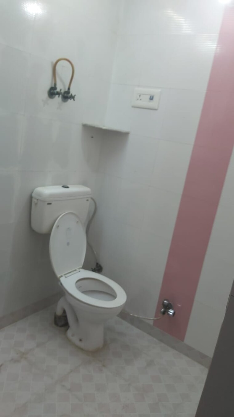 Bathroom, mayur vihar 1.5 Bedroom 400 Sq.Ft. Builder Floor In Mayur Vihar Delhi 9321935