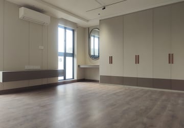 Room in 4 BHK Builder Floor at South Extension ii – for Sale