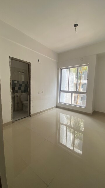 Room in 2 BHK Apartment at Sunland Residency, Rajarhat New Town – for Sale