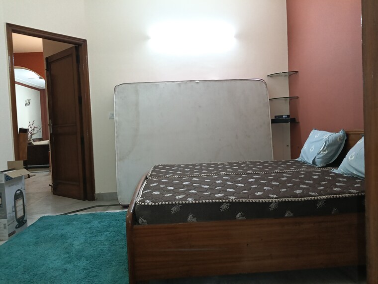 Bedroom, chittaranjan park 3 Bedroom 1500 Sq.Ft. Builder Floor In Chittaranjan Park Delhi 9322003