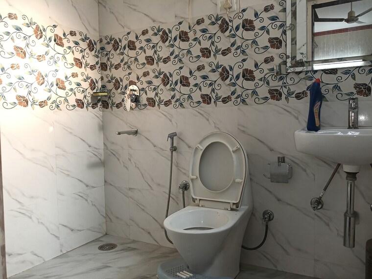 Bathroom, chittaranjan park 3 Bedroom 1500 Sq.Ft. Builder Floor In Chittaranjan Park Delhi 9322003