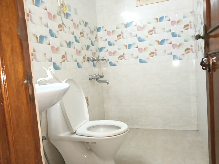 Bathroom, chittaranjan park 3 Bedroom 1500 Sq.Ft. Builder Floor In Chittaranjan Park Delhi 9322003
