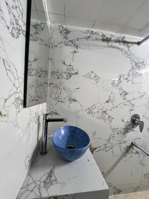 Team Area in 2 BHK Apartment at Andheri West – for Rent