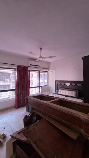 Bedroom in 3 BHK Apartment at Andheri West – for Rent
