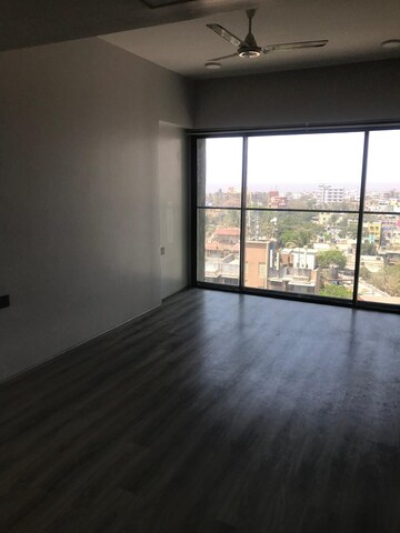 Room in 3 BHK Apartment at Rustomjee Paramount F Wing, Khar West – for Rent