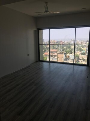 Room in 3 BHK Apartment at Rustomjee Paramount F Wing, Khar West – for Rent