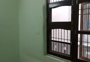 Room in 1.5 BHK Builder Floor at Huda – for Rent