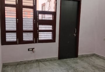 Room in 3 BHK Builder Floor at Huda – for Rent