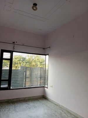 Room in 3 BHK Builder Floor at Huda – for Rent