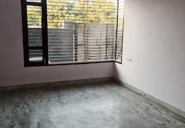 Room in 3 BHK Builder Floor at Huda – for Rent