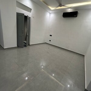 Room in 3 BHK Builder Floor at South Extension I – for Rent