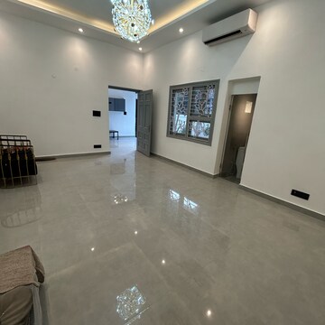 Room in 3 BHK Builder Floor at South Extension I – for Rent