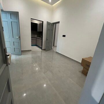 Room in 3 BHK Builder Floor at South Extension I – for Rent
