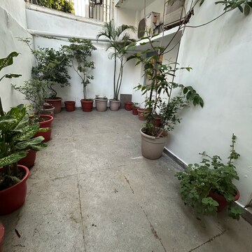 Balcony in 3 BHK Builder Floor at South Extension I – for Rent