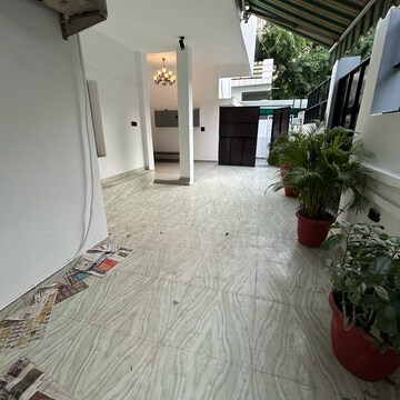 Parking in 3 BHK Builder Floor at South Extension I – for Rent