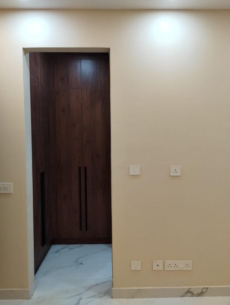 Room, sector 4 4 Bedroom 250 Sq.Yd. Builder Floor In Sector 4 Gurgaon 9321300