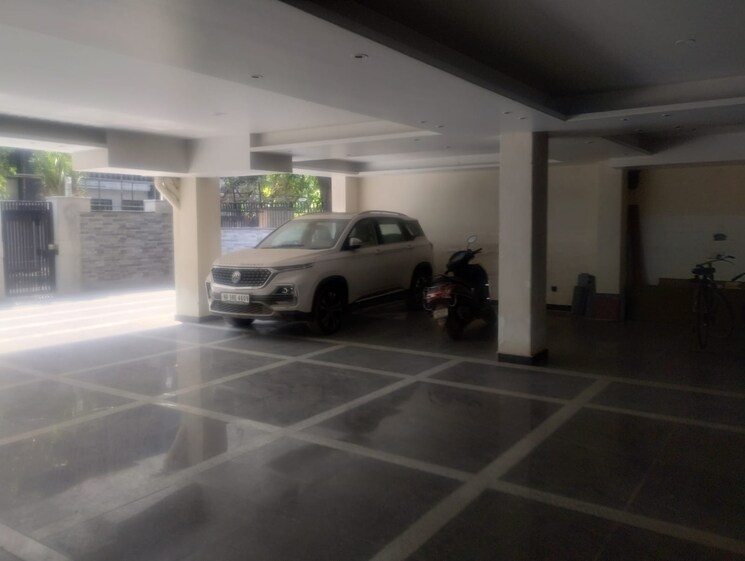  Parking, sector 4 4 Bedroom 500 Sq.Yd. Builder Floor In Sector 4 Gurgaon 9322750