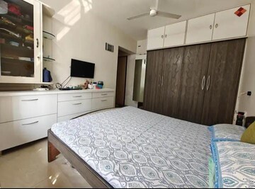 Master Bedroom in 2.5 BHK Apartment at Shree Ostwal Ocean, Bhayandar East – for Rent