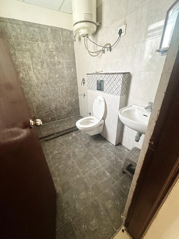 Bathroom, vip road 3 Bedroom 1735 Sq.Ft. Apartment In Vip Road Zirakpur 9322910