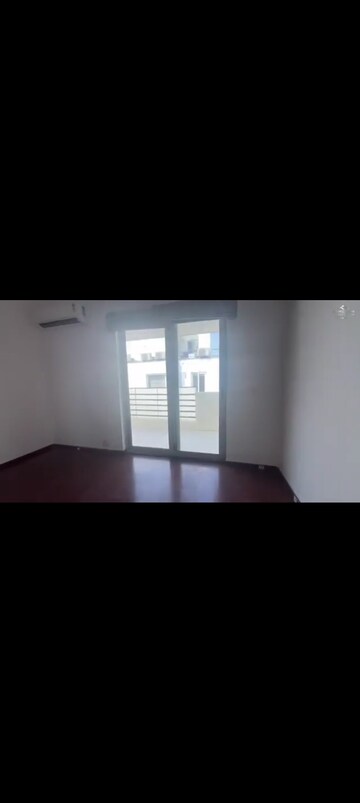 Room in 5 BHK Villa at Vatika Signature Villas, Sector 82 – for Rent