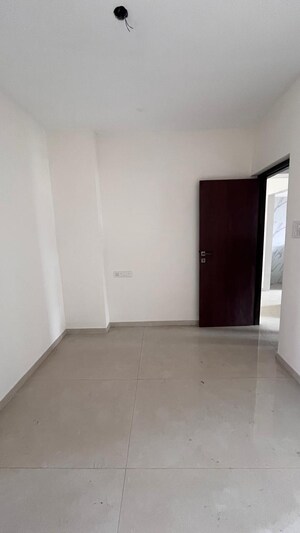 Room in 2 BHK Apartment at Anant Tara, Kandivali West – for Rent