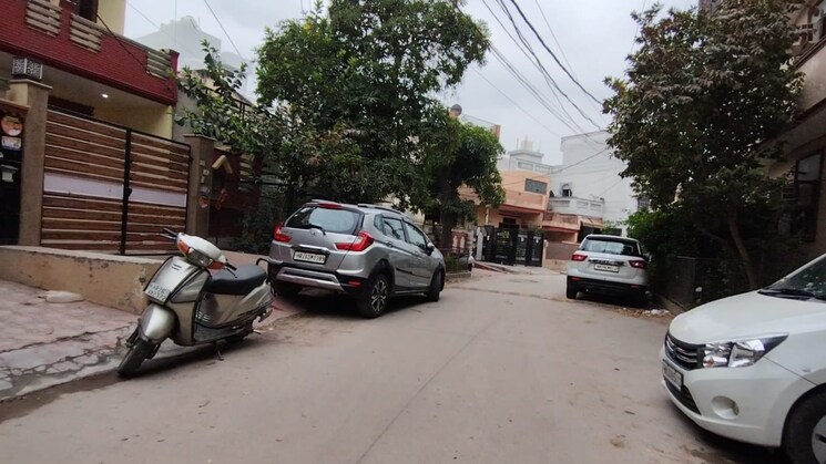  Parking, new colony 5 Bedroom 210 Sq.Yd. Independent House In New Colony Gurgaon 9323020