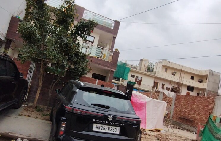  Parking, new colony 5 Bedroom 210 Sq.Yd. Independent House In New Colony Gurgaon 9323020