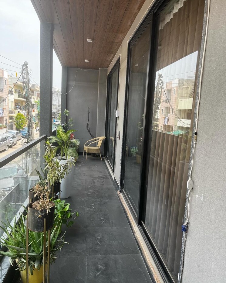 Balcony, sector 14 3 Bedroom 250 Sq.Yd. Builder Floor In Sector 14 Gurgaon 9323040