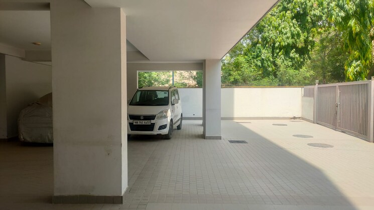  Parking, sector 14 4 Bedroom 727 Sq.Yd. Builder Floor In Sector 14 Gurgaon 9323023