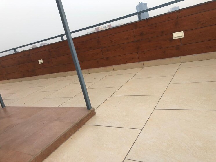 Balcony, sector 14 4 Bedroom 250 Sq.Yd. Builder Floor In Sector 14 Gurgaon 9323054