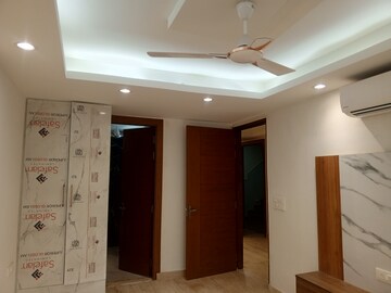 Building Lobby in 4 BHK Builder Floor at Ansal Sushant Lok I, Sector 43 – for Sale