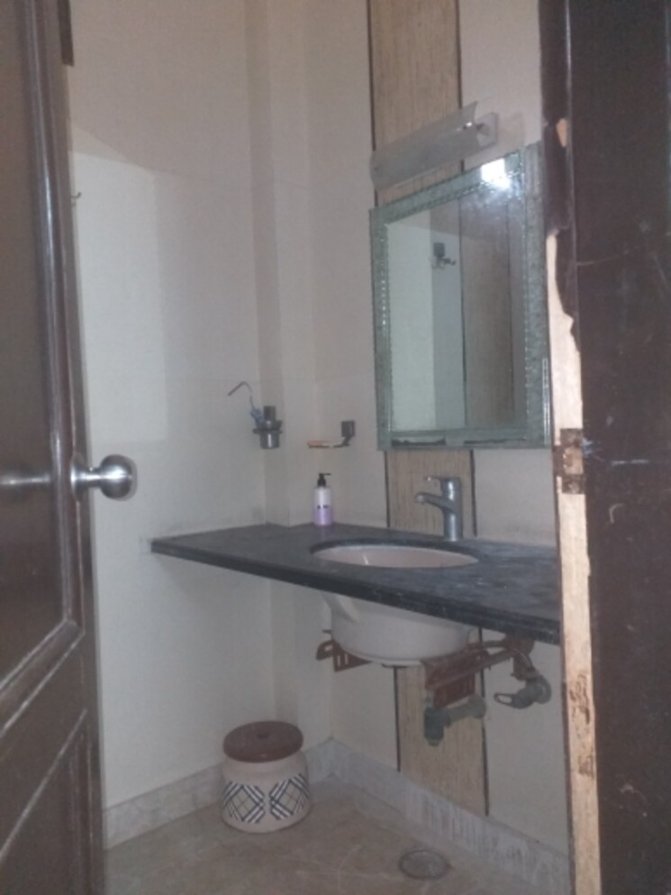 Bathroom, east patel nagar 3 Bedroom 1850 Sq.Ft. Builder Floor In East Patel Nagar Delhi 9323092